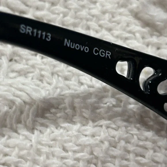 Foster Grant Black Sunglasses with Purple Tint - Picture 6 of 8